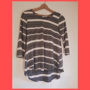 Maurices White and Grey Striped Top Size Large 🔥